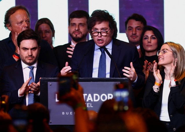 Kandidat presiden Argentina Javier Milei melambai kepada pendukungnya saat bereaksi bersama calon wakil presiden Victoria Villarruel terhadap hasil pemilihan presiden, di Buenos Aires, Argentina, Minggu (22/10/2023). Foto: Matias Baglietto/REUTERS