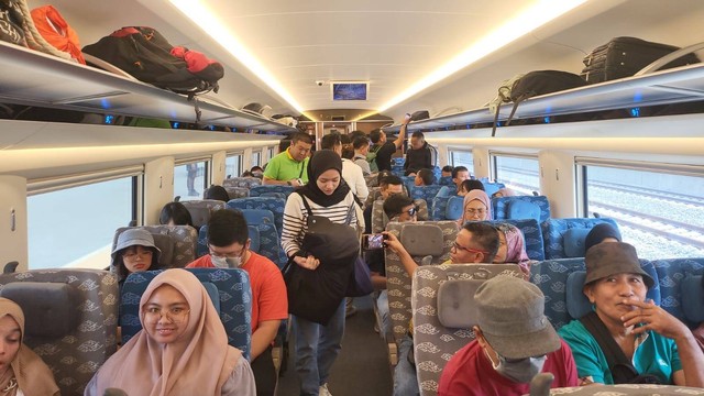 Penumpang kereta cepat Whoosh. Foto: KCIC