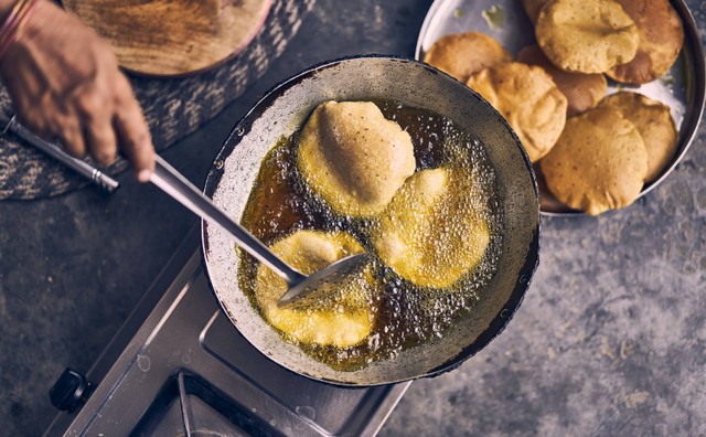 Ilustrasi Cara Membuat Roti Goreng Sederhana. Unsplash/Ashwini C.