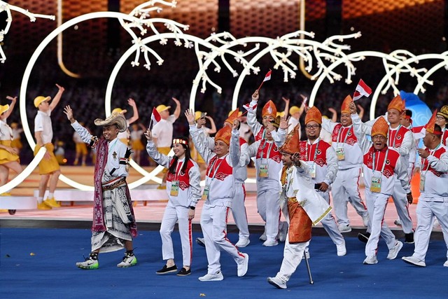 Kontingen Indonesia di upacara pembukaan Asian Para Games 2022 Hangzhou di Hangzhou Olympic Sports Centre Stadium, China, pada Minggu (22/10/2023). Foto: NPC Indonesia