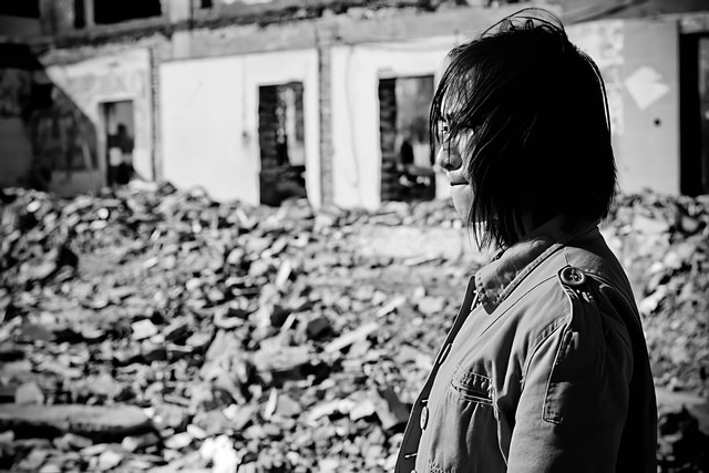 Seorang wanita jepang berdiri di atas reruntuhan rumahnya pasca perang dunia II. Foto: PhotoTalk/iStock