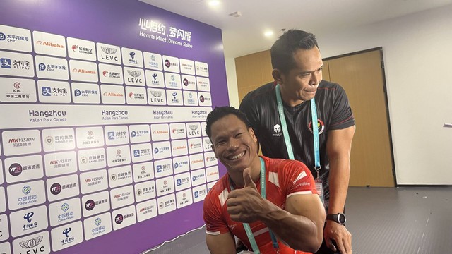 Atlet para-powerlifting Indonesia, Abdul Hadi (bawah), dan Pelatih Eko Supriyanto (atas) usai pertandingan di Xiaoshan Sports Centre Gymnasium, Hangzhou, China, pada Senin (23/10). Foto: Jodi Hermawan/kumparan