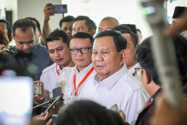 Ketum Partai Gerindra sekaligus Bacapres dari Koalisi Indonesia Maju, Prabowo Subianto, tiba di lokasi Rapimnas Partai Gerindra di Hotel Dharmawangsa, Jakarta, Senin (23/10/2023). Foto: Jamal Ramadhan/kumparan