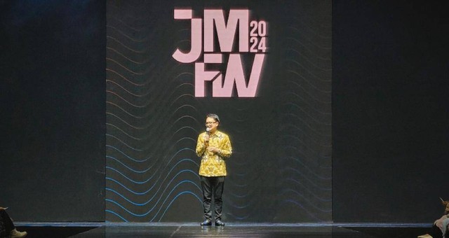 Wamendag Jerry Sambuaga saat membuka perhelatan Jakarta Muslim Fashion Week (JMFW) 2024 di Indonesia Convention Exhibition (ICE), Bumi Serpong Damai (BSD) City, Kabupaten Tangerang, Banten. dok.Kemendag