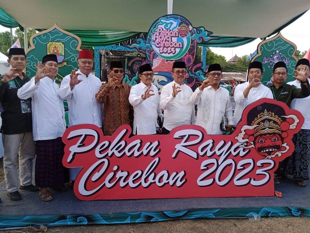 Bupati Cirebon, Imron, (tengah) foto bersama PCNU Kabupaten Cirebon usai membuka Pekan Raya Cirebon. Foto: Tarjoni/Ciremaitoday