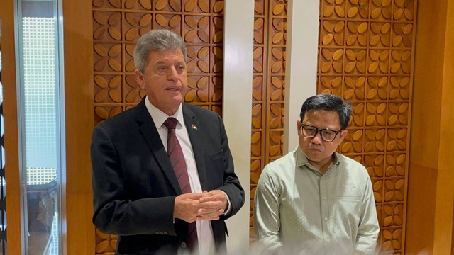 Dubes Palestina untuk Indonesia, Zuhair Al-Shun dan Wakil Ketua DPR RI Muhaimin Iskandar di Gedung DPR RI, Minggu (23/10/2023). Foto: Haya Syahira/kumparan