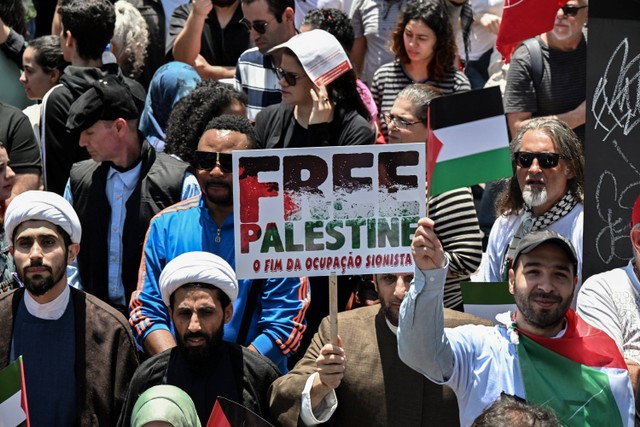 Sejumlah warga mengikuti demonstrasi menentang serangan militer Israel di Jalur Gaza di Sao Paulo, Brasil, pada Minggu (22/10/2023). Foto: Nelson Almeida/AFP