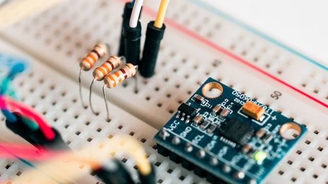 Ilustrasi Pengertian Breadboard. Foto: dok. Unsplash/Harrison Broadbent