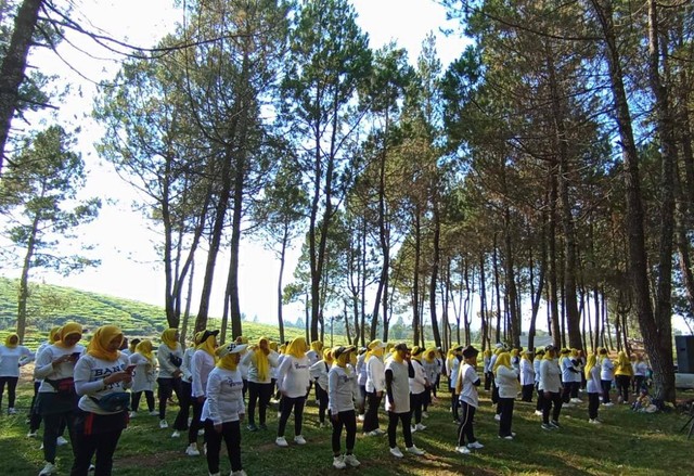 Ratusan warga mengikuti senam Kang Haji Ace di Area Wisata Hutan Pinus Pakawa Desa Tarumajaya, Kecamatan Kertasari, Kabupaten Bandung. Foto: Istimewa