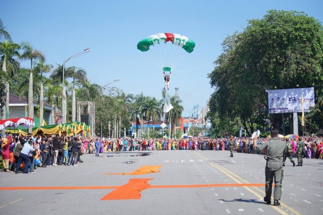 Atraksi terjun pasung oleh anggota Fasida Kalbar mengisi puncak peringatan Hari Jadi ke-252 Pontianak. Foto: Dok. Prokopim Pemkot Pontianak