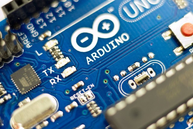 Ilustrasi Cara Menginstal IDE Arduino. Sumber: Unsplash/Daniel Andrade