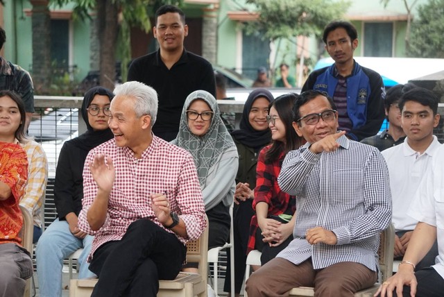 Bacapres dan Bacawapres Ganjar Pranowo-Mahfud MD di acara dialog dengan Gen Z di kawasan Blok M, Jakarta, Senin (23/10/2023). Foto: Iqbal Firdaus/kumparan