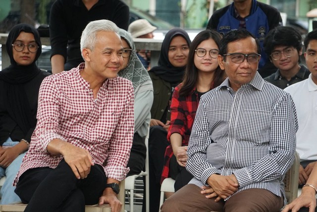 Bacapres dan Bacawapres Ganjar Pranowo-Mahfud MD di acara dialog dengan Gen Z di kawasan Blok M, Jakarta, Senin (23/10/2023). Foto: Iqbal Firdaus/kumparan