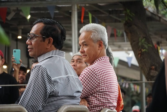 Mahfud MD (kiri) dan Ganjar di acara dialog dengan Gen Z di kawasan Blok M, Jakarta, Senin (23/10/2023). Foto: Iqbal Firdaus/kumparan