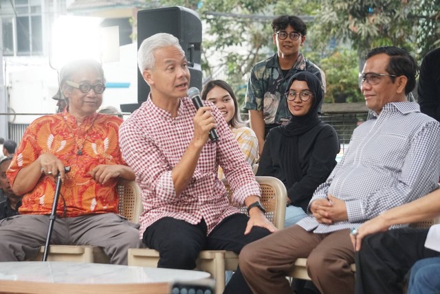 Bacapres dan Bacawapres Ganjar Pranowo-Mahfud MD di acara dialog dengan Gen Z di kawasan Blok M, Jakarta, Senin (23/10/2023). Foto: Iqbal Firdaus/kumparan