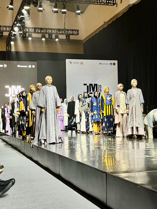 Koleksi busana Sajak di Atas Ombak, hasil kolaborasi APR dan API Riau yang menggandeng enam desainer dan enam pengrajin, ditampilkan di Jakarta Muslim Fashion Week (JMFW) 2024. Foto: Regina Kunthi Rosary/kumparan