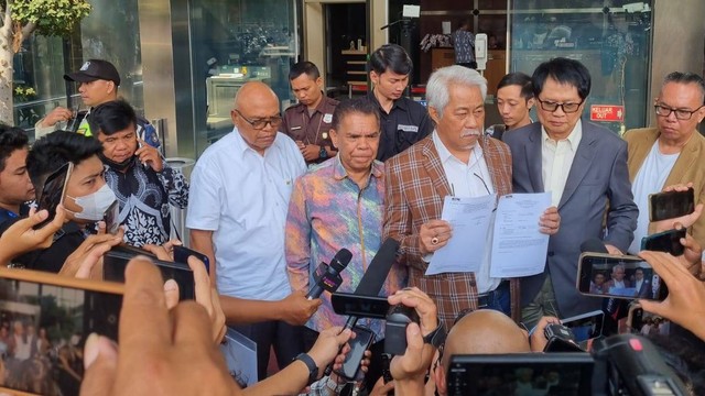 TPDI melaporkan Jokowi, Gibran, dkk ke KPK. Foto: TPDI