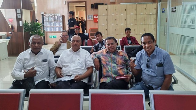 TPDI melaporkan Jokowi, Gibran, dkk ke KPK. Foto: TPDI