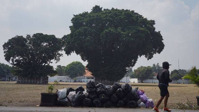 Ilutrasi sampah menumpuk di kawasan Sumbu Filosofi Yogya. Foto: Arif UT/Pandangan Jogja 