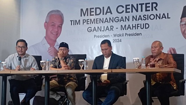 Jubir TPN Ganjar-Mahfud, Sunanto (kedua kiri); Jubir TPN Ganjar-Mahfud, Tama S Langkun (kedua kanan); Pakar Politik, Ikrar Nusa Bhakti (kanan) dalam acara Diskusi dan Konferensi Pers di Media Center TPN Ganjar-Mahfud, Cemara 19, Menteng, Jakarta Pusat, Senin (23/10). Foto: Fadlan/kumparan