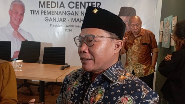 Jubir TPN Ganjar-Mahfud, Sunanto saat diwawancarai wartawan di Media Center TPN Ganjar-Mahfud, Cemara 19, Menteng, Jakarta Pusat, Senin (23/10/2023).  Foto: Fadlan/kumparan