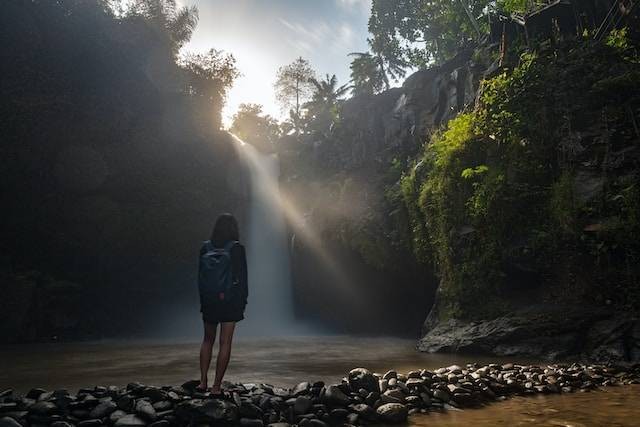 Ilustrasi tempat wisata di Bali terbaru. Sumber: Khamkéo Vilaysing