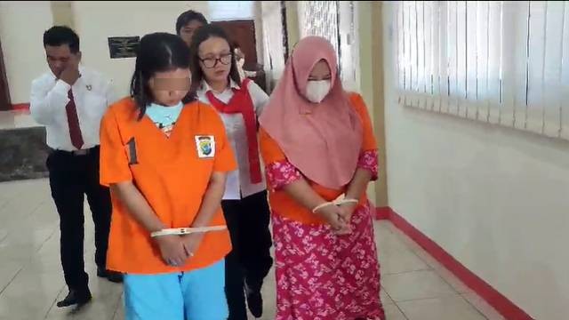 Dua orang wanita pelaku investasi bodong modus arisan slot ditangkap Polres Minahasa Selatan.
