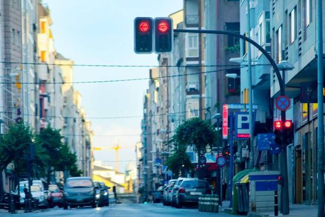 Ilustrasi Jelaskan Cara Kerja Rangkaian Listrik Pada Lampu Lalu Lintas, Foto: Unsplas/Mercedes Rancaño Otero.