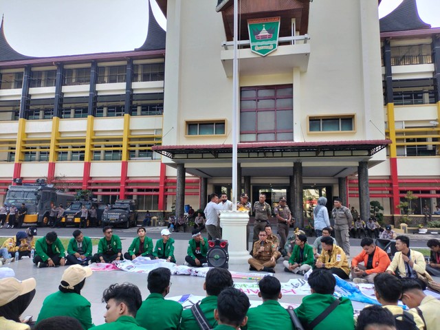 Diskusi antara pemerintah Sumatera Barat dan Mahasiwa di kantor Gubernur Sumbar.