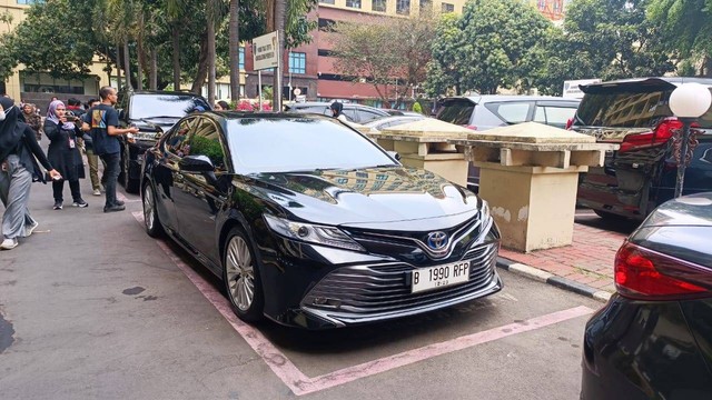 Mobil Firli Bahuri terlihat terparkir di belakang Gedung Rupatama. Foto: Thomas Bosco/kumparan