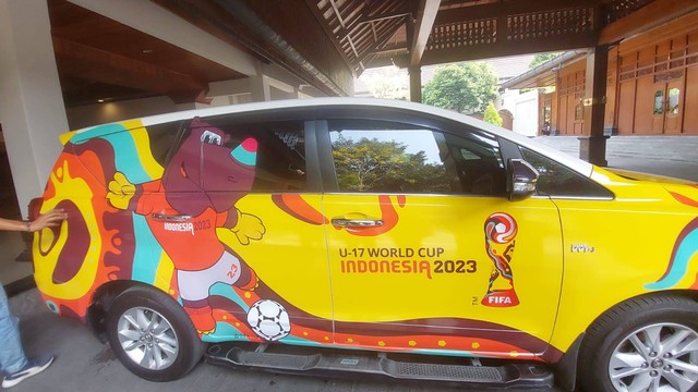 Wali Kota Solo Gibran Rakabuming Raka ngantor naik mobil dinas (Mobdin) logo dan maskot Piala Dunia U-17, Selasa (24/10/2023). Foto: Dok. Istimewa