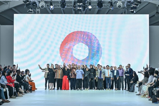 Parade Alumni Lomba Perancang Mode di Opening Show Jakarta Fashion Week 2024 di Pondok Indah Mall 3, Jakarta, Senin (23/10/2023). Foto: Jakarta Fashion Week/Getty Images