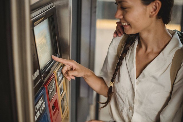 Cara beli tiket Whoosh via ticket vending machine, foto hanya ilustrasi: Pexels/Samson Katt