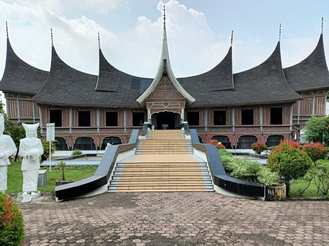 Ilustrasi Foto Rumah Gadang. Koleksi Pribadi. 