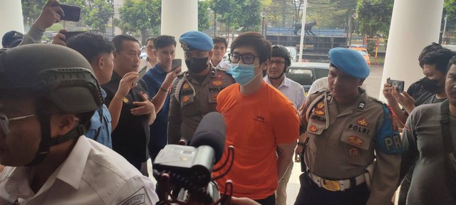 Samuel Sunarya yang aniaya dokter gigi di Bandung berbaju tahanan saat dihadirkan di Polrestabes Bandung. Foto: Rachmadi Rasyad/kumparan