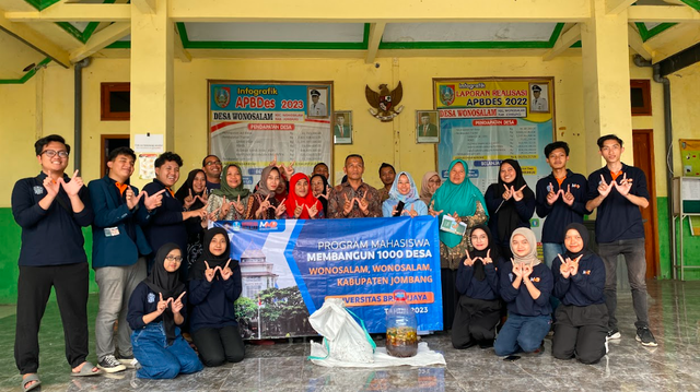 Foto bersama peserta kegiatan sosialisasi dan pembuatan kompos