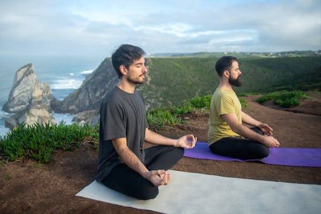 Henry Sugar belajar Yoga untuk berjudi. Foto: https://www.pexels.com/