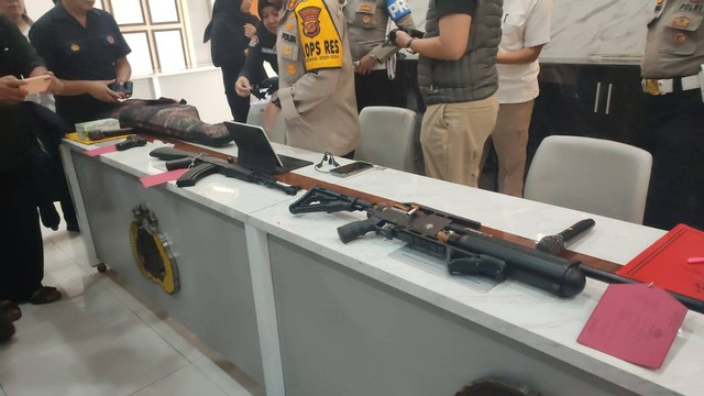 Senjata jenis airgun ditemukan di kediaman Samuel Sunarya yang aniaya dokter gigi. Foto: Rachmadi Rasyad/kumparan