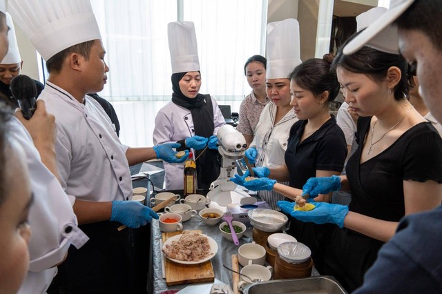 Merayakan Hari Koki Internasional dengan memasak dim sum ala chef hotel berbintang.