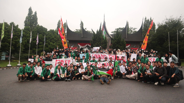 Mahasiswa UNAND yang Mengikuti Aksi Damai Bela Palestina (sumber: doc. panitia aksi)