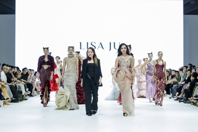 Fashion show "The Magical Fragrance of Confidence" persembahan Lux karya Lisa Ju di Jakarta Fashion Week 2024, Senin (23/10/2023). Foto: Jakarta Fashion Week