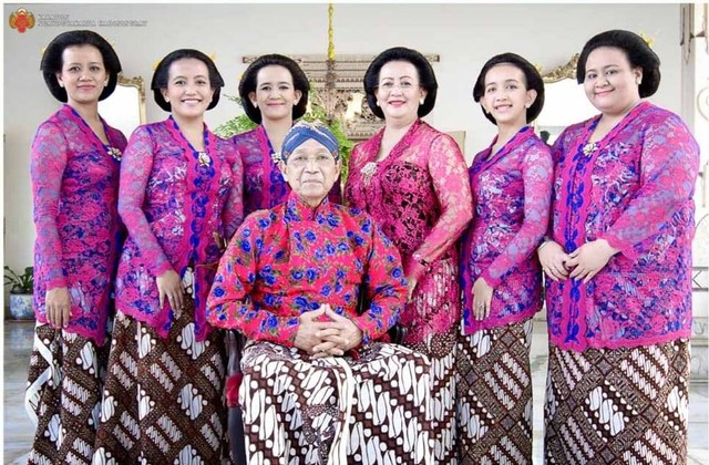 Raja Kasultanan Yogyakarta, Sri Sultan Hamengku Buwono X, bersama permaisuri dan kelima putrinya. Foto: Kraton Jogja