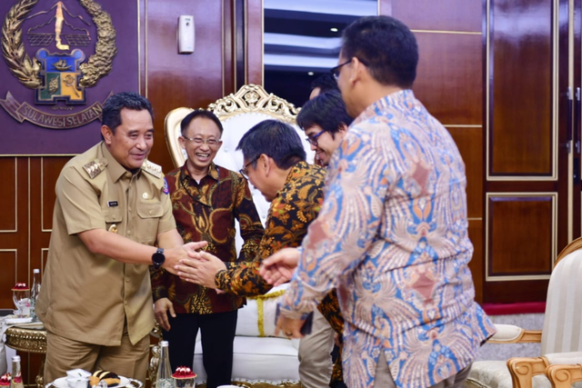 Direktur Distribusi PLN Persero Adi Priyanto bertemu Pj Gubernur Sulsel Bahtiar Baharuddin di Kantor Gubernur pada Selasa (24/10/2023). Foto: Dok. Istimewa