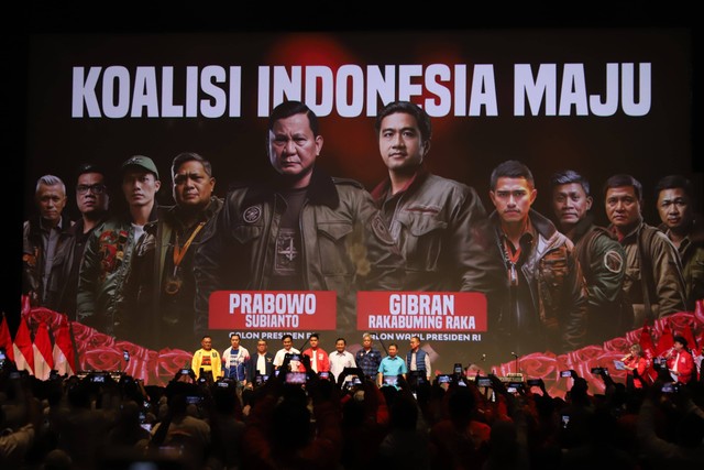 Ketua Umum Partai Gerindra Prabowo Subianto bersama partai Koalisi Indonesia Maju foto bersama saat Deklarasi PSI mendukung pasangan Prabowo Subianto dan Gibran Rakabuming Raka di Djakarta Theater, Jakarta, Selasa (24/10/2023). Foto: Jamal Ramadhan/kumparan