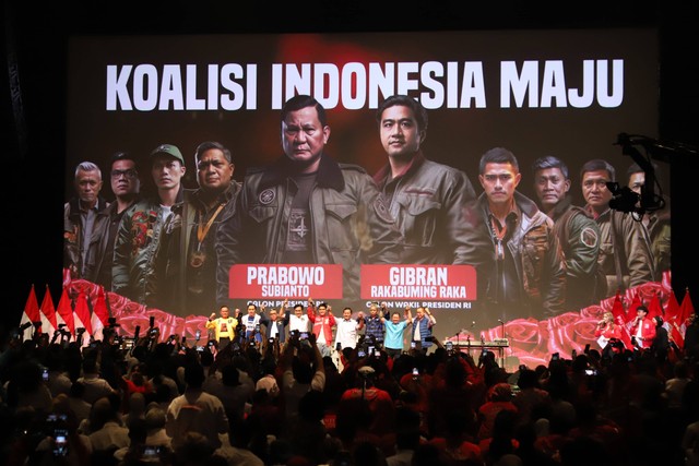 Ketua Umum Partai Gerindra Prabowo Subianto bersama partai Koalisi Indonesia Maju foto bersama saat Deklarasi PSI mendukung pasangan Prabowo Subianto dan Gibran Rakabuming Raka di Djakarta Theater, Jakarta, Selasa (24/10/2023). Foto: Jamal Ramadhan/kumparan