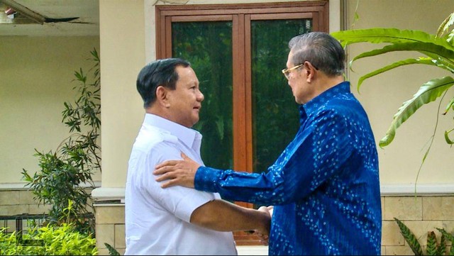 Bacapres Prabowo Subianto menemui Ketua Majelis Tinggi Partai Demokrat Susilo Bambang Yudhoyono (SBY) di Cikeas, Rabu (25/10/2023). Foto: Dok. Istimewa