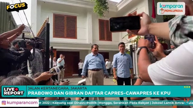 Prabowo Subianto dan Gibran menyapa wartawan di kediaman Prabowo di Jalan Kertanegara, Jakarta jelang pendaftaran capres/cawapres ke KPU, Rabu (25/10/2023). Foto: kumparan