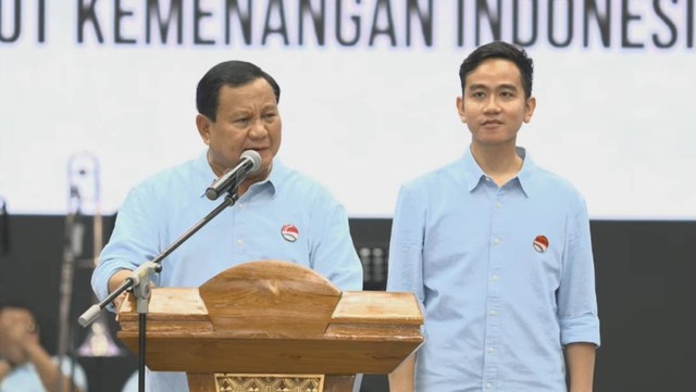 Prabowo Subianto-Gibran Rakabuming menyampaikan sambutan di Indonesia Arena, Senayan, Jakarta Pusat jelang pendaftaran pasangan ke KPU, Rabu (25/10/2023). Foto: Youtube/Kemenangan Indonesia Maju