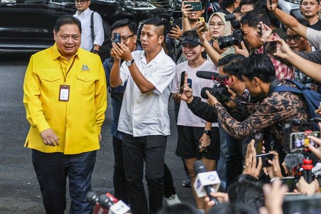 Ketua Umum Partai Golkar Airlangga Hartarto (kiri) tiba jelang deklarasi dan pendaftara bakal calon presiden Prabowo Subianto dan bakal calon wakil presiden Gibran Rakabuming Raka di Kertanegara, Jakarta, Rabu (25/10/2023). Foto: Galih Pradipta/Antara Foto