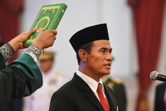 Amran Sulaiman membacakan sumpah saat dilantik menjadi Menteri Pertanian di Istana Negara, Jakarta, Rabu (25/10/2023). Foto: Hafidz Mubarak A/ANTARA FOTO